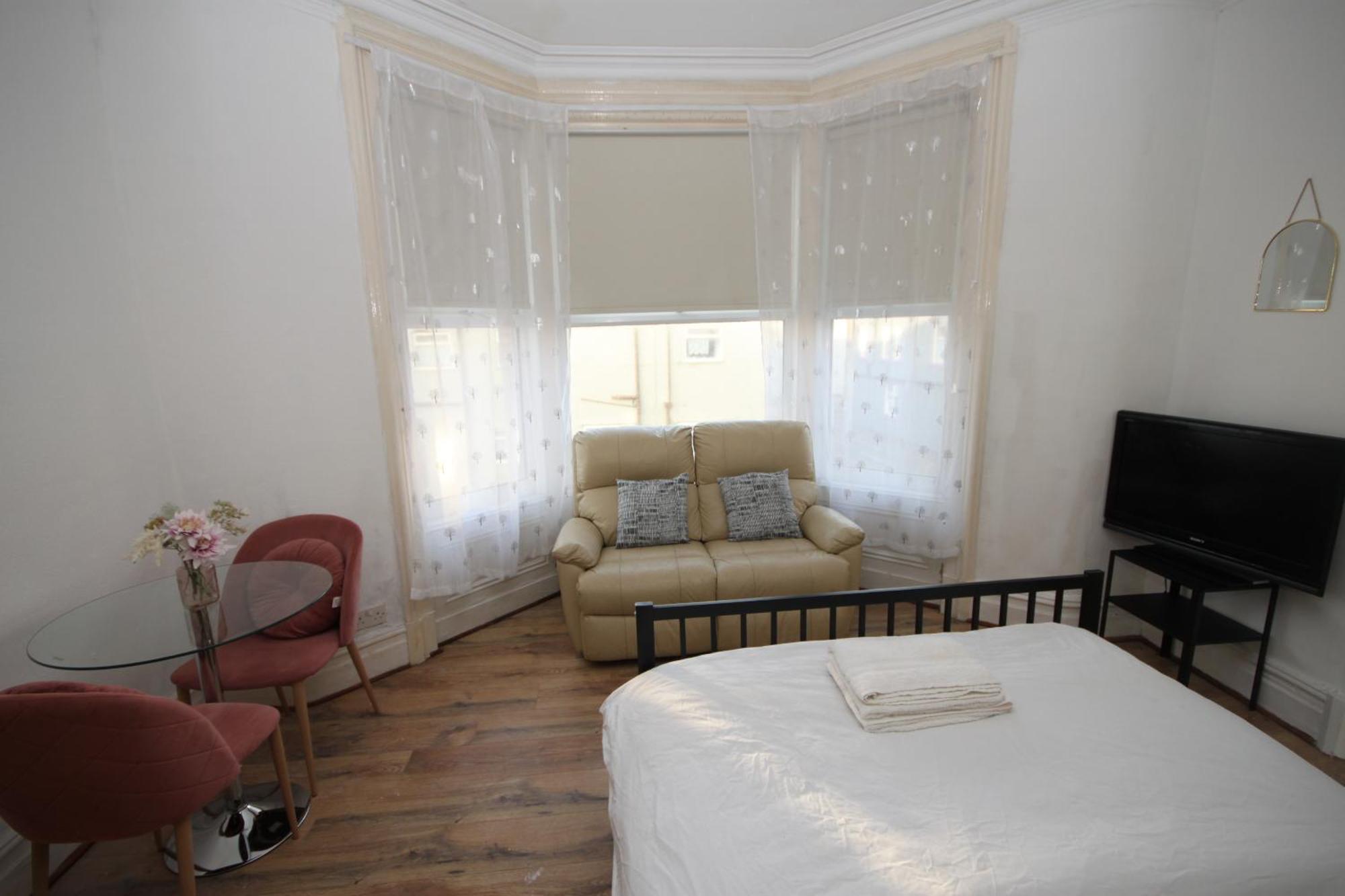 Barton Seaview, Self Catering Studio Apartments, Promenade & Central Beach Location, Families, Couples Or 23 Years Plus Only, Free Parking Blackpool Exterior foto